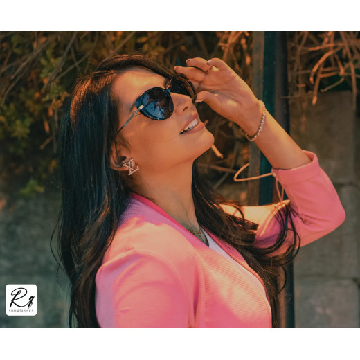 نظارات شمسية للنساء, موديل كونتيس, باللون الأسود والرمادي من ار كيو
