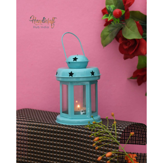 فانوس حديدي مزخرف مع شمعة ضوء الشاي للإضاءة والاستخدام المنزلي أو المكتبي (6 × 3.7 × 3.7 بوصة - أزرق سماوي)