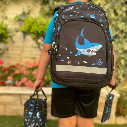 حقيبة ظهر مدرسية للأولاد مع حقيبة غداء ومقلمة تصميم قرش
