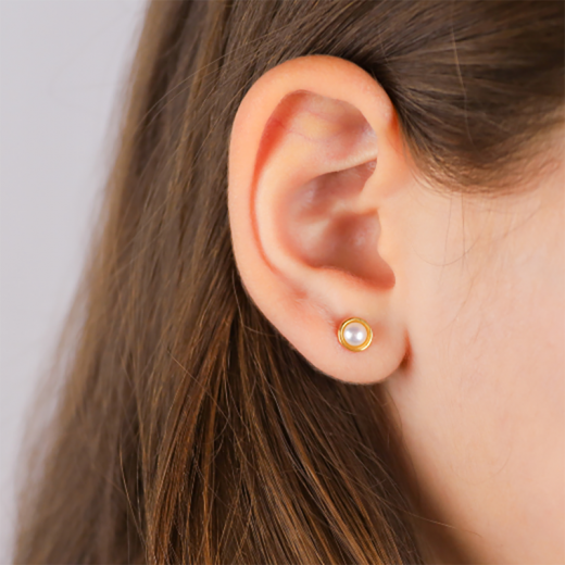 round gold stud earrings with fresh water pearl
